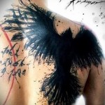 varjú tetoválás a lapockán