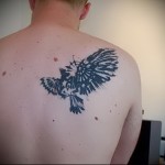 varjú tetoválás a lapockán