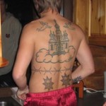 Kościół i anioły tatuaż na plecach