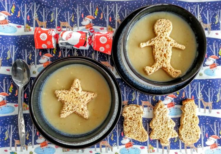 polievka na Vianoce vegetariánske zemiaky ozdobené vianočnými ozdobami
