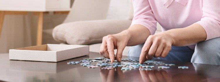 Kúsky puzzle starších žien