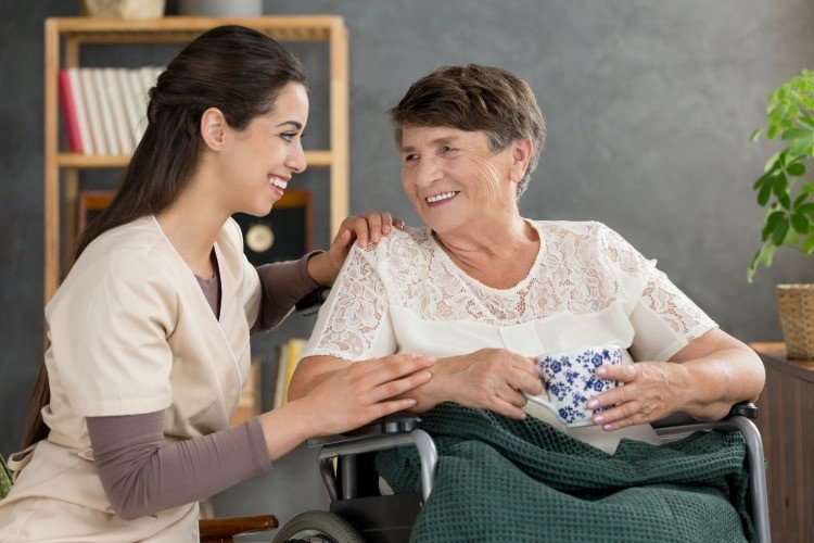 usmievavá stará žena výhody viacjazyčnej sestry