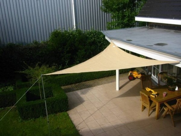 Terasový box markízy zdobí drevený nábytok