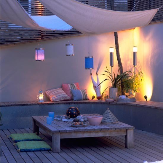 Lucerny na terase markízy, drevený stôl na ochranu osobných údajov vyššie