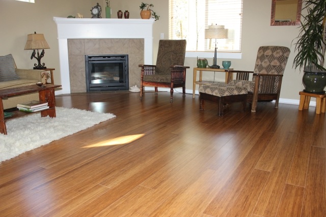 Bambusové parkety, krb, krb, obývacia izba, elegantné zariadenie drevený krb obývačka elegantné zariadenie nápady koberce