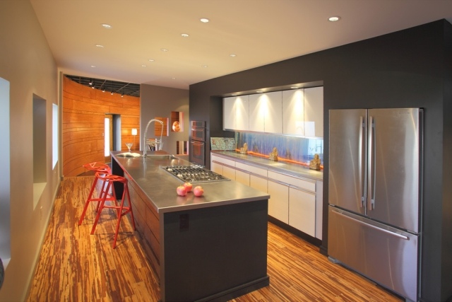 bambus nové zariadenie vybavenie prízvuk oranžové stoličky parkety kuchyňa moderné nové spotrebiče zariadenie prízvuk