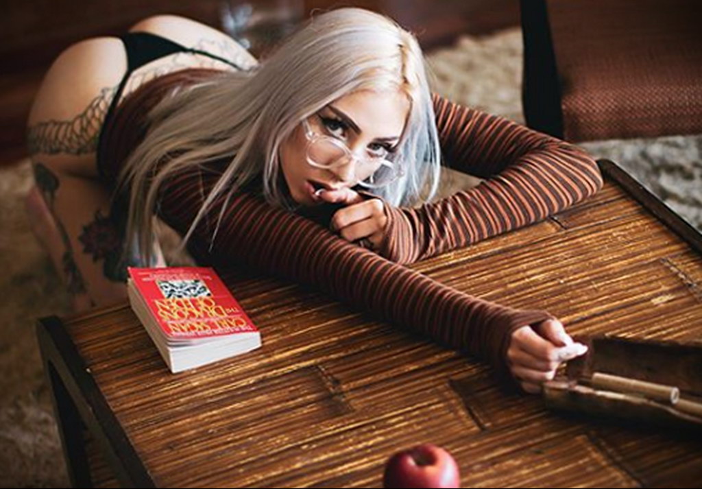 @jakiichu - zdjęcie pięknej dziewczyny z tatuażem i książką 3