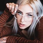 @jakiichu - zdjęcie pięknej dziewczyny z tatuażem i książką 1