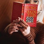 @jakiichu - zdjęcie pięknej dziewczyny z tatuażem i książką 2