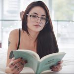 @fromlimbo - zdjęcie pięknej dziewczyny z tatuażem i książką 2