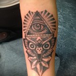 Mindent látó szem és bagoly tetoválás az ember vállán