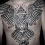 Mindent látó szemtetoválás, bagoly az egész mellkason