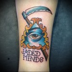 Mindent látó szem tetoválás kaszával a vállán