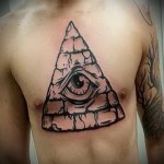 Mindent látó szem tetoválás és piramis a mellkason