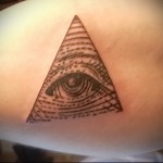 Mindent látó szemtetoválás a bicepszen