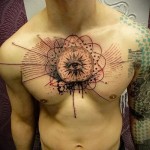 Mindent látó szemtetoválás pontozással az ember mellkasán