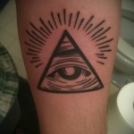 Mindent látó szemtetoválás az alkaron