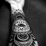 Mindent látó szem tetoválás - nagyszerű munka a kezén