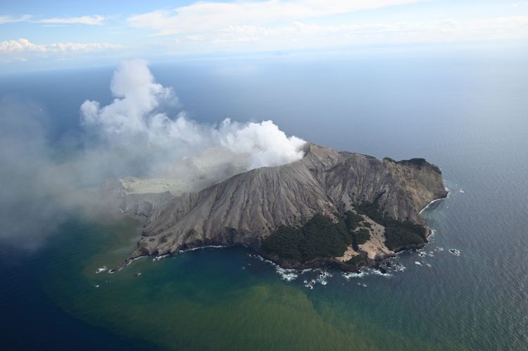 pohľad na vták whakaari biely ostrov nový zéland sopečná erupcia
