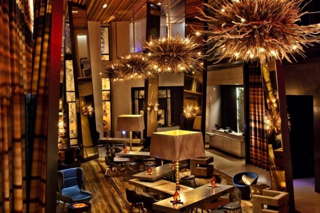 moderný luster v dizajnérskom hoteli v San Diegu