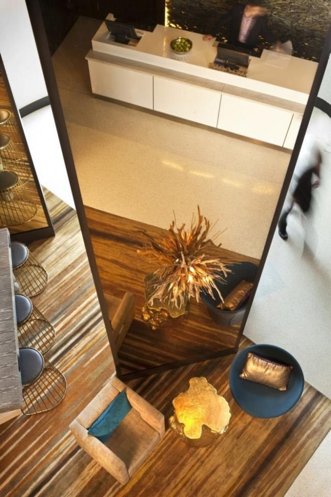 zrkadlový obelisk v butikovom hoteli v San Diegu