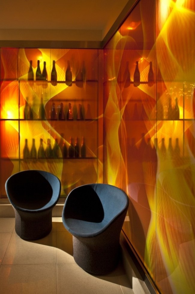 nástenné dekoračné fľaše v butikovom hoteli v San Diegu