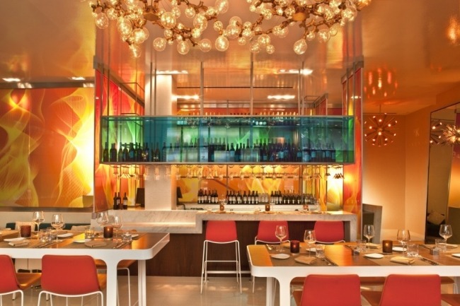 žltá oranžová v dizajnérskom hoteli v San Diegu