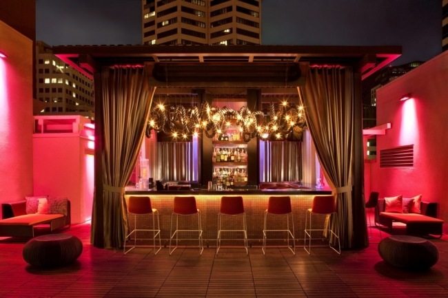 barová terasa s dizajnovým hotelom v San Diegu