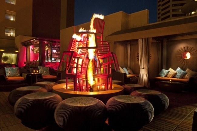 dekorácia ohňa v dizajnérskom hoteli v San Diegu