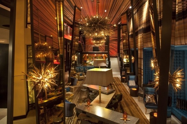 cikcakový dizajn stola v butikovom hoteli v San Diegu