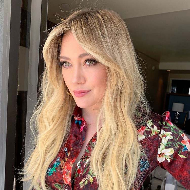 Účesy Hilary Duff Trendy vlasov 2021 Waft Fringe
