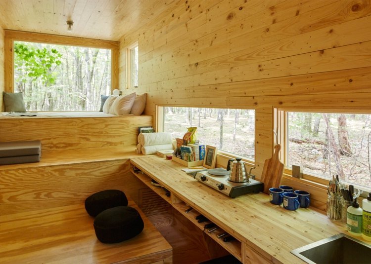 útek drevená lesná chata vnútorný pohľad