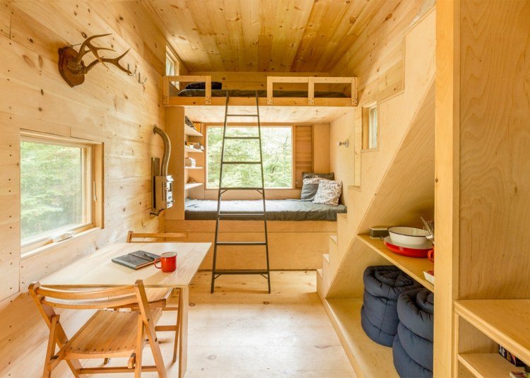 kryt na drevený rebrík stôl stoličky schody kuchynský riad lesný dom z dreva