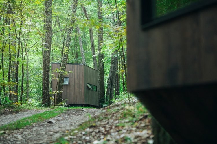 príroda mini lesné domy fasádny hotel z tmavého dreva