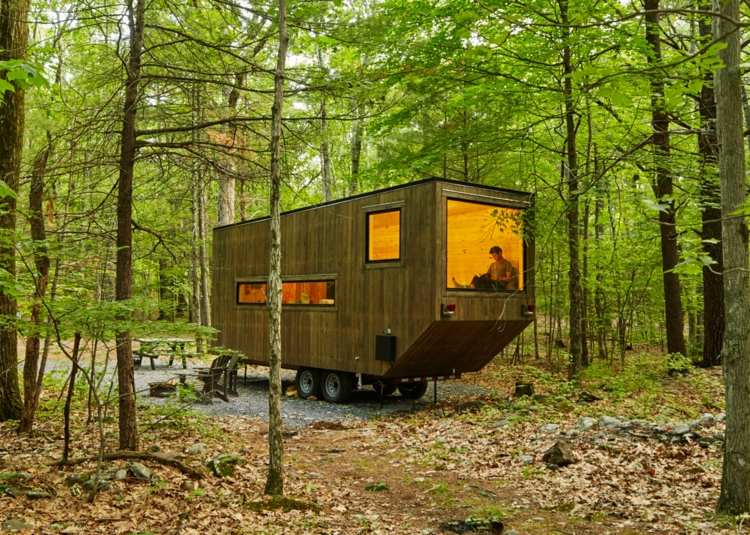 lesný dom z dreva prírodné kolesá okno tmavá fasáda