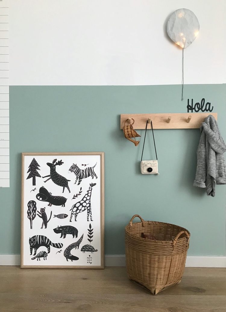 Namaľujte stenu do polovice pastelovo zelenou a bielou