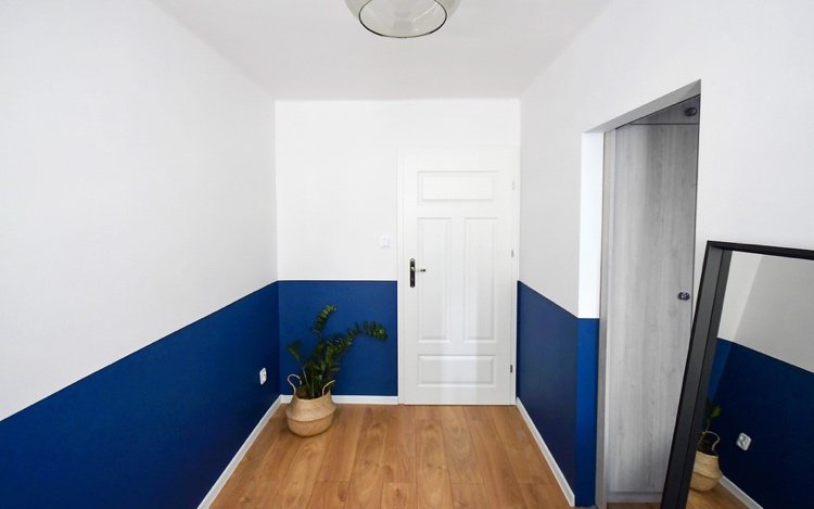 Polovicu steny namaľujte na modro