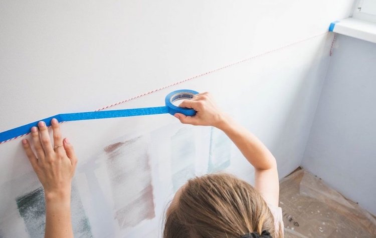 Stenu natrite do polovice šnúrkou a maliarskou páskou