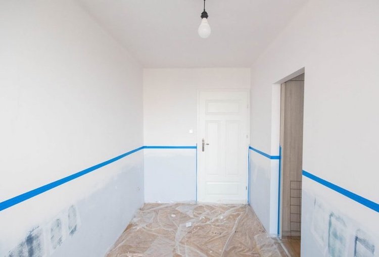 farba steny v dvoch farbách masky