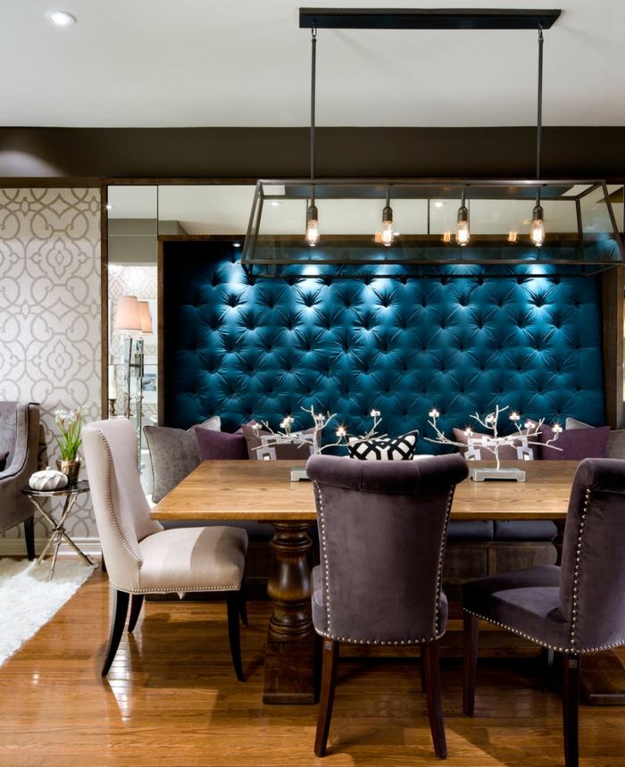 Modré čalúnenie stien sa perfektne hodí k čalúneným stoličkám zariadenie jedálne moderné nástenné čalúnenie modré elegantné