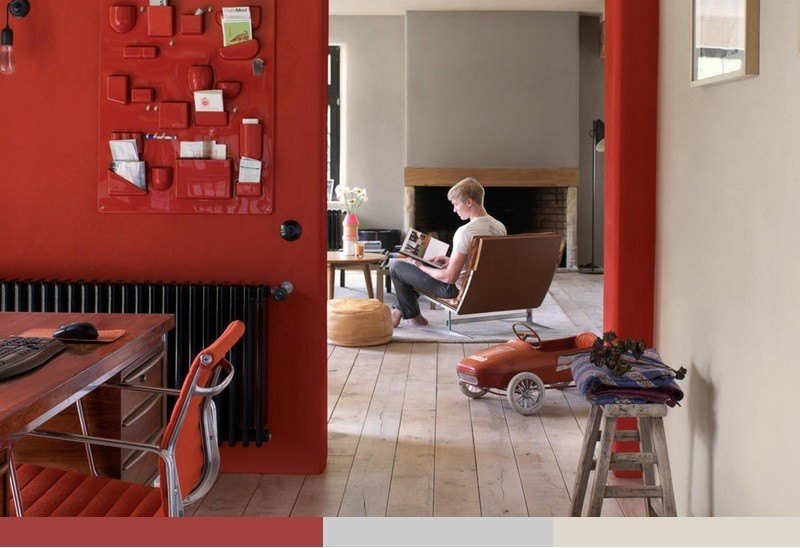 V obývačke namaľujte prízvuk na stenu tehlovou červenou farbou Maľujte na stenu červeno-stenové farebno-béžové-farebné kombinácie