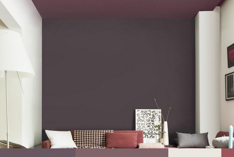Vymaľujte obývačku fialovými a tmavofialovými nuansami Nástenná maľba-purpurovo-matná-fialová-tón-strop-biela-sadrová stena