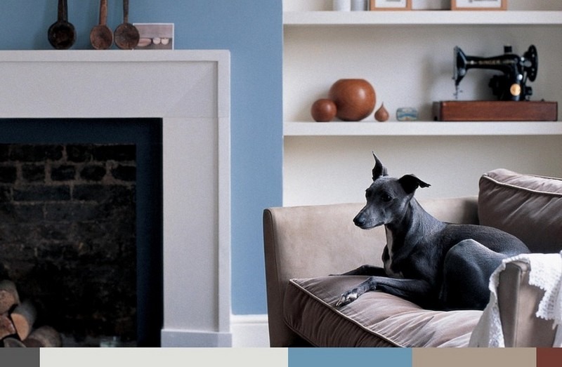 Navrhnite si obývačku v nebesky modrej, bielej a béžovej farbe Na stenu namaľujte poličky na oblohu-modrá-svetlo-šedá-krb-biela