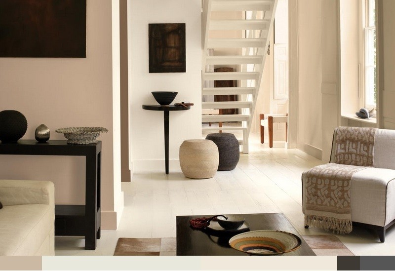 Stenu vymaľujte svetlými farbami - piesková, béžová, krémová Maľba na stenu-farebné kombinácie-piesková farba-antracitová sivá-teplá-béžová