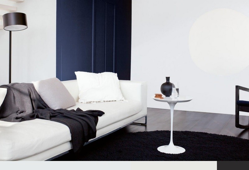 Obývacia izba s dvojdielnym wan v tmavo modrej a bielej farbe Maľba na stenu-tmavo-modrá-biela-nápady-tmavá-laminátová podlaha