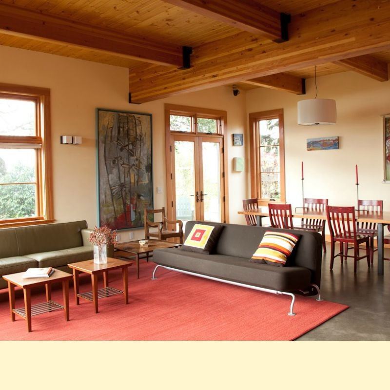 Obývačka vo vidieckom štýle - nábytok olivovozelenej farby, steny jasne žlté Nástenná maľba-piesková farba-svetlo-žlté-nuansy-moderný-vidiecky štýl