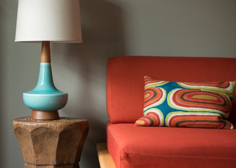 Sivá stena, exotický drevený konferenčný stolík, tyrkysová stolná lampa, oranžová sedačka Sedačka-farba-obývačka-sivá-nápady-sedačka