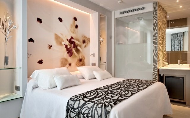 Fototapeta na stenu nástenné posuvné sklenené dvere bodkované malá spálňa-biela-béžová-foto-tapeta-kvetina-nepriame-osvetlenie