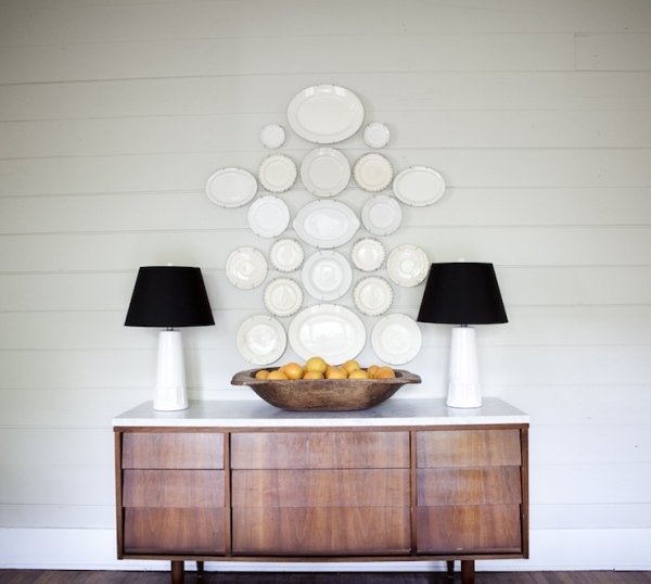 nástenná dekorácia s taniermi nápady elegantné konzoly stolné drevené stolné lampy nástenné dekoračné taniere nápady konzolový stôl drevené stolové žiarovky