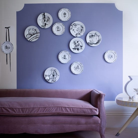 sedacia súprava fialová fialová farba na stenu nástenná dekorácia s taniermi nápady purpurová stena lila pohovka